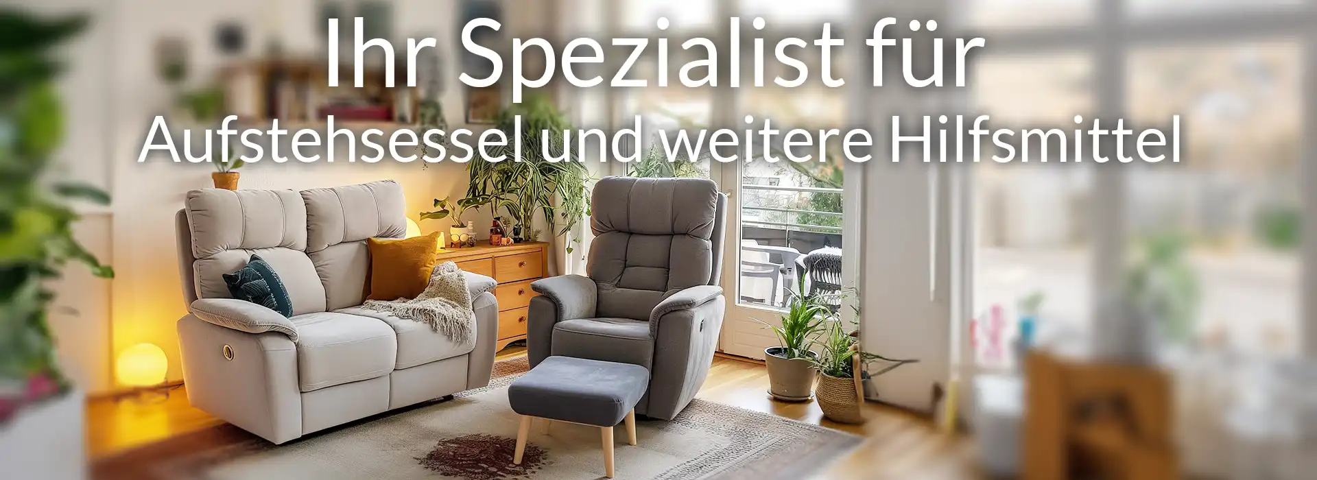 Ein Aufstehsessel und ein Sofa Ein Aufstehsessel und ein Sofa stehen in einem Wohnzimmer