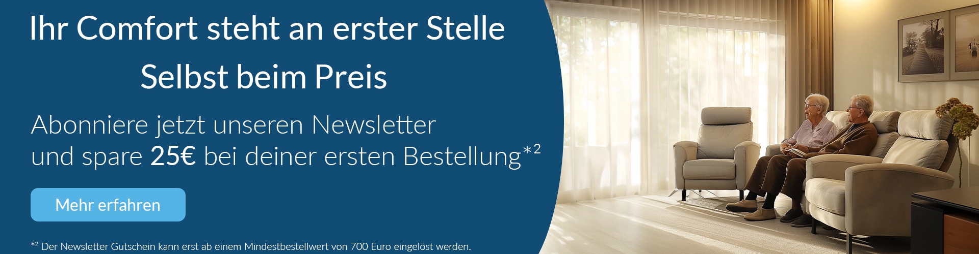 Älteres Ehepaar im Wohnzimmer Ein älteres Ehepaar sitzt im Wohnzimmer auf Ihren Aufstehsessel